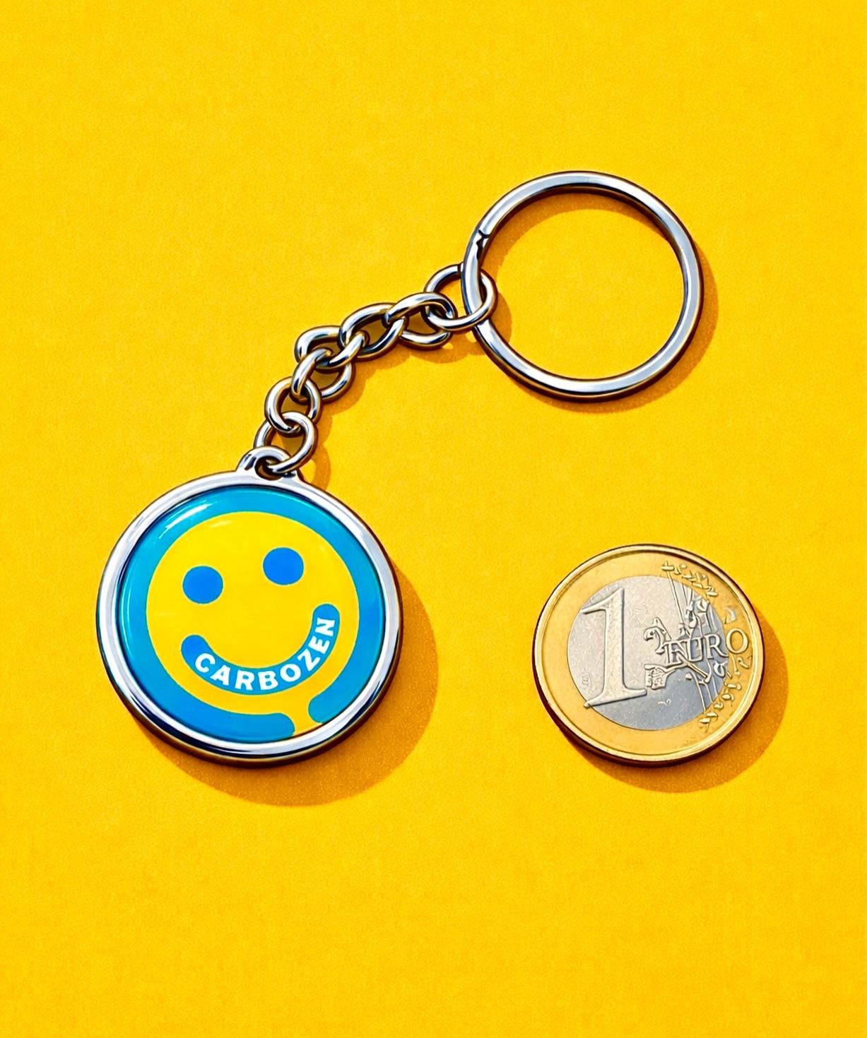 Portachiavi CarboZen e moneta da 1 euro come riferimenti di scala